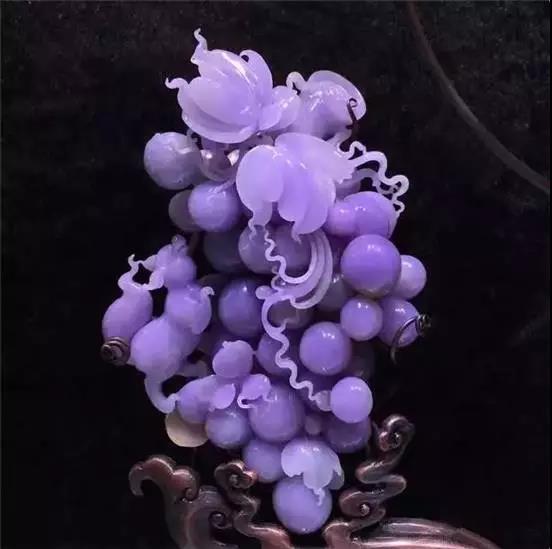 翡翠原石私人定制_紫罗兰翡翠原石被玉雕师雕出2000万葡萄?