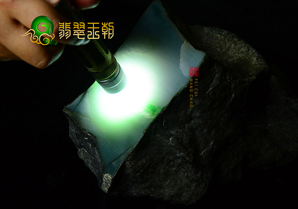 翡翠原石通过强光手电筒主要看哪些方面及怎么看?