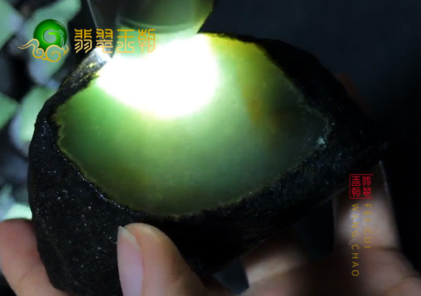 原石料子:通过翡翠原石的皮壳要如何分辨原石种老还是种嫩呢？
